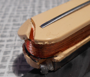 Поврежденная катушка звукоснимателя с оголённым обмоточным проводом